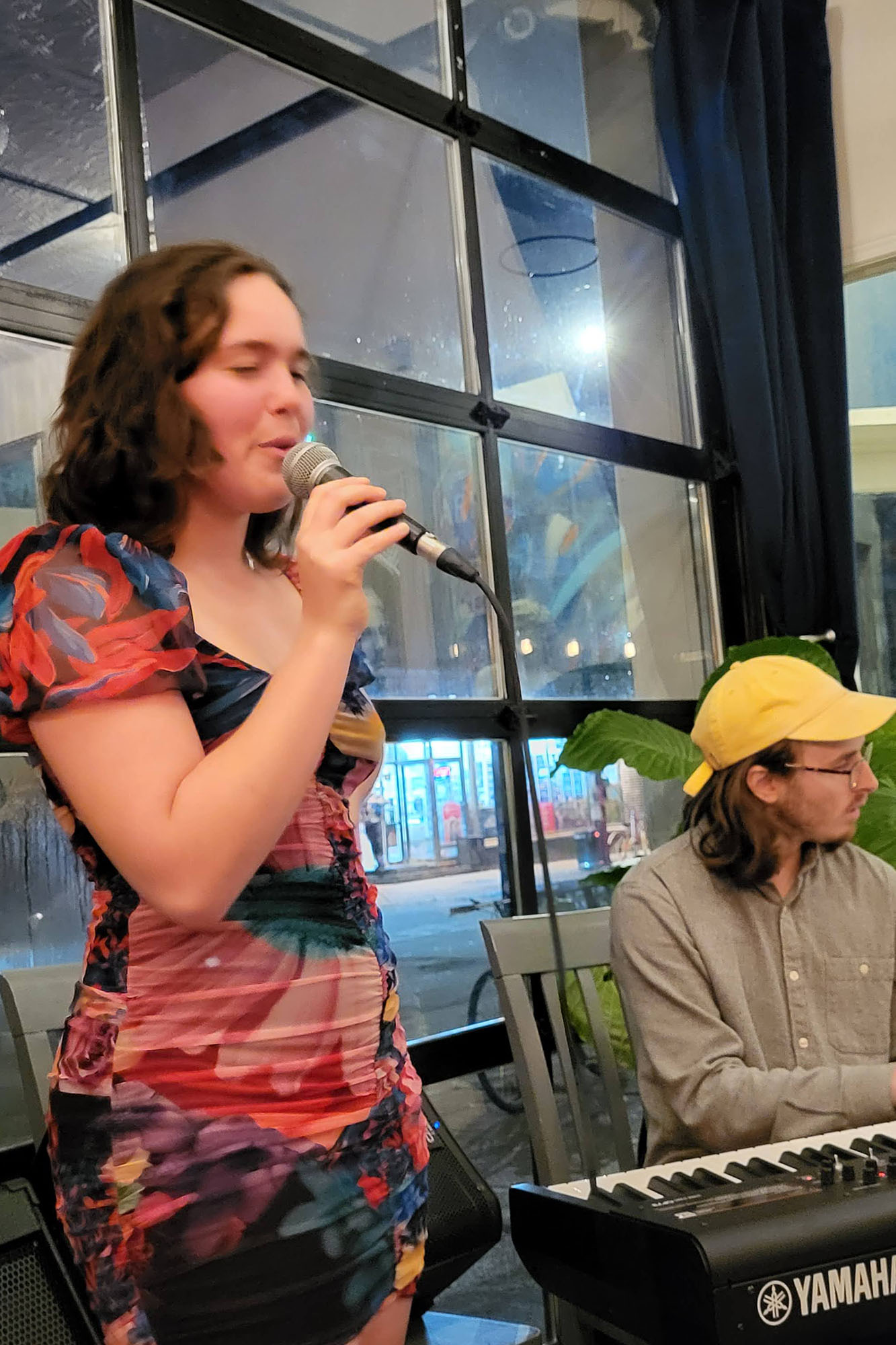 En duo au Café Antipode, Montréal, 2022.
